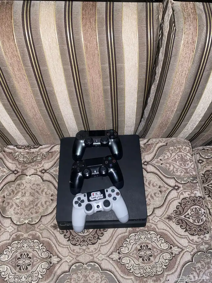 سوني 4 مستعمل استعمال خفيف ومعه ثلاث أيادي 0