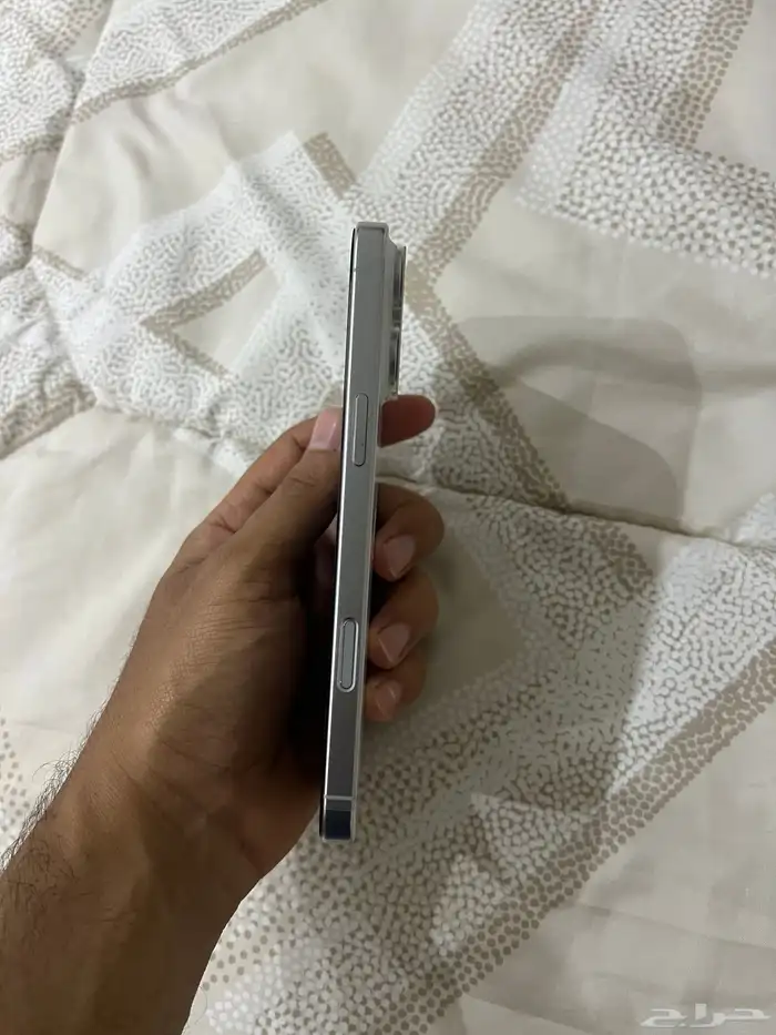 ايفون 16 برو كامس 4