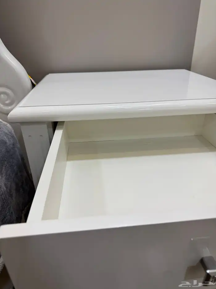 غرفة نوم سرير و كمدينه و تسريحة 3