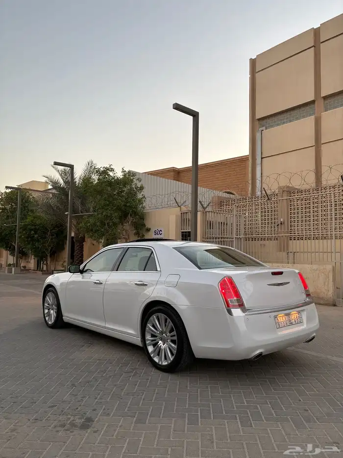 للبيع كرايزلر 2014 اكزاكتيف V8 5