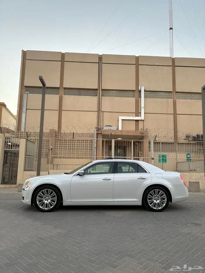 للبيع كرايزلر 2014 اكزاكتيف V8 4