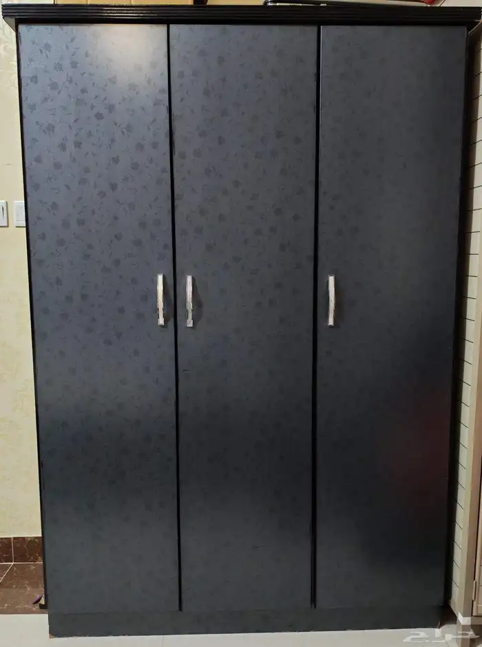 غرفة نوم مكونة من خزانة وسريرين مع المراتب وعلاقة ملابسظيفه 1