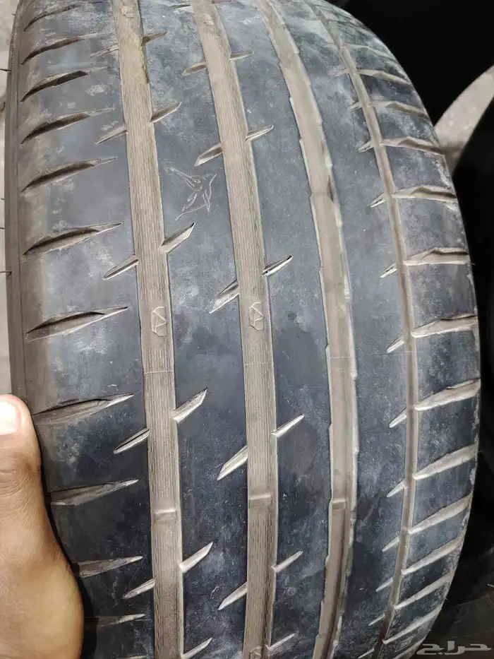 كفرات صيني مستعمله شبه جديد مقاس 285 40 23 4