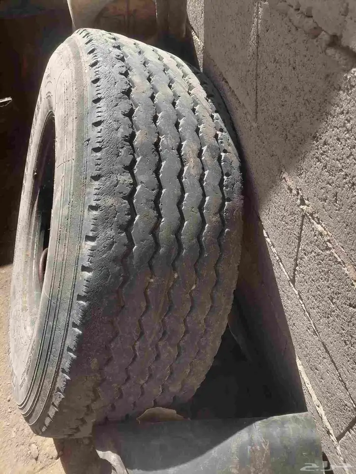 كفرات تريله سنجل مستخدم نطيف كفر شيول مقاس 20_5_25_فيه رقعه 1