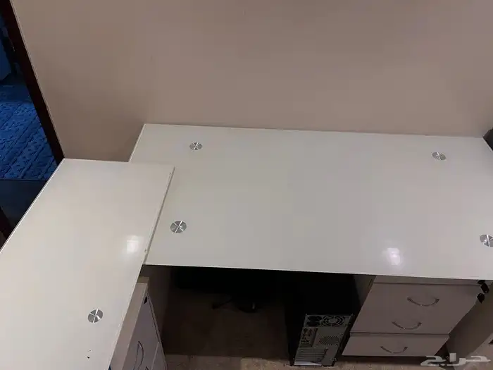 طاولت مكتبية لون ابيض 2