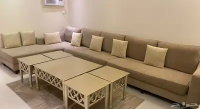 كنب حرف L لون بيج مع طاولة وسط و4 طاولات خدمة 0