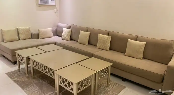كنب حرف L لون بيج مع طاولة وسط و4 طاولات خدمة 0