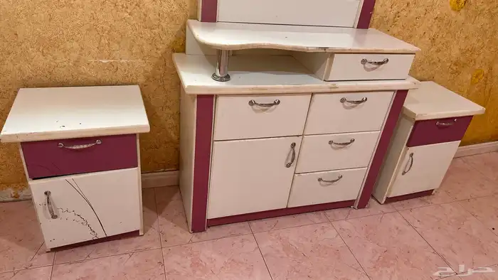 غرفه سريرين وتسريحه مع طاولتين ابيض وبنفسجي اللون 1