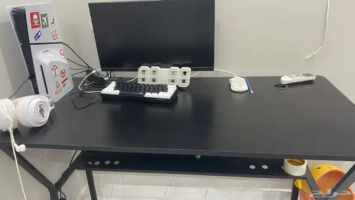 طاوله و ماوس و كيبورد للبيع مستعجل جدا داخل الحناكيه 0