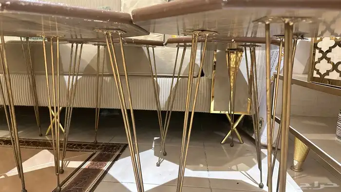 طاولة كبيره خشبيه مع 4 طاولات خدمه 5