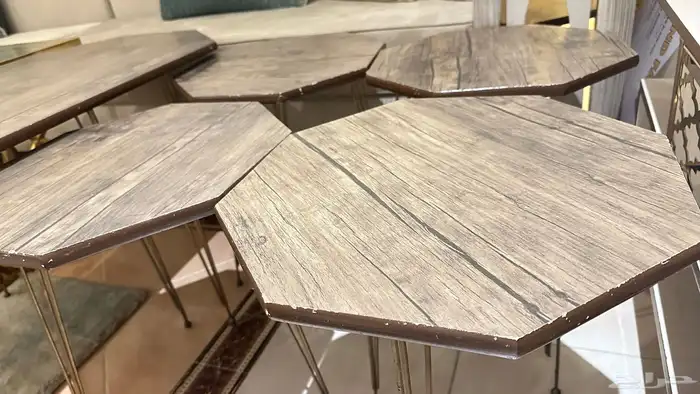 طاولة كبيره خشبيه مع 4 طاولات خدمه 4