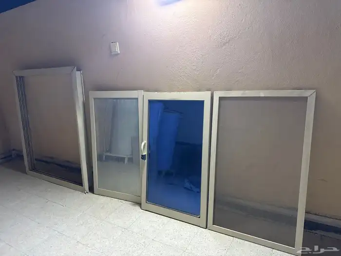 نافذه مع ايطار وشبك وعاكسه 0