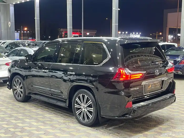 جيب لكزس ال اكس 570 موديل 2020 3
