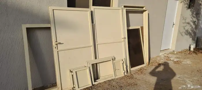 بيبان عدد 2 ونوافذ المنيوم عدد 2 وديكور سقف 0