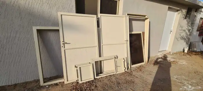 بيبان عدد 2 ونوافذ المنيوم عدد 2 وديكور سقف 1