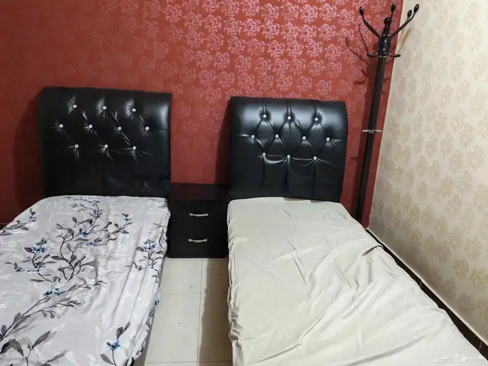 غرفة نوم مكونة من خزانة وسريرين مع المراتب وعلاقة ملابسظيفه 0