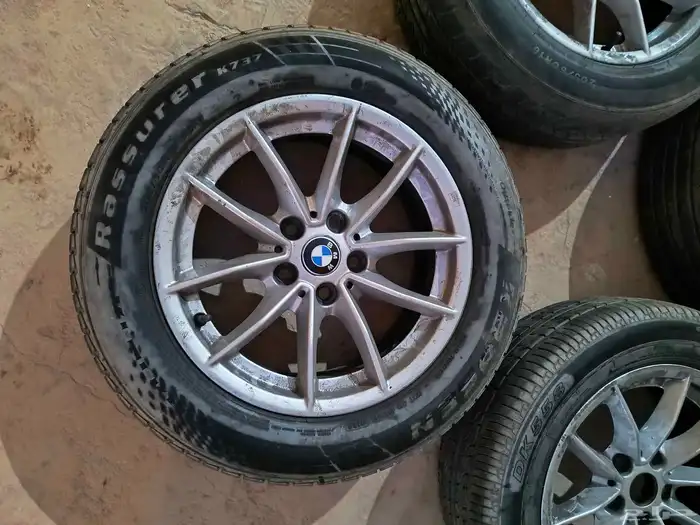 جنوط bmw 320i موديل 2021 الكفرات رن فلات فيها اكثر من نص عمر 3