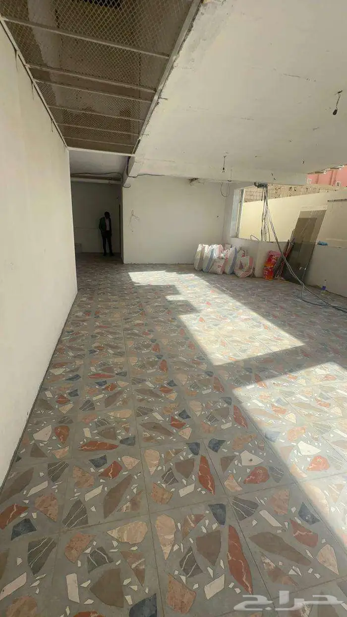 مستودع للإيجار في الحمراء 12