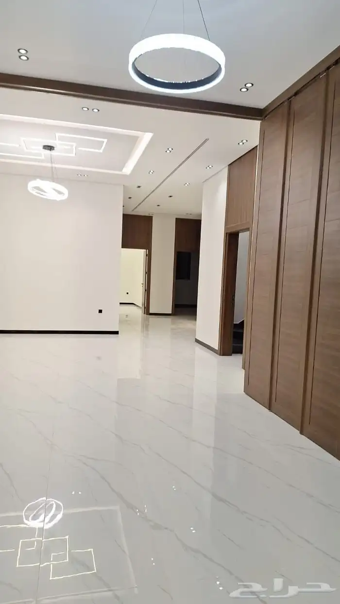 للبيع فيلا ( دور ومؤسس 3 شقق ) حي نمار 4