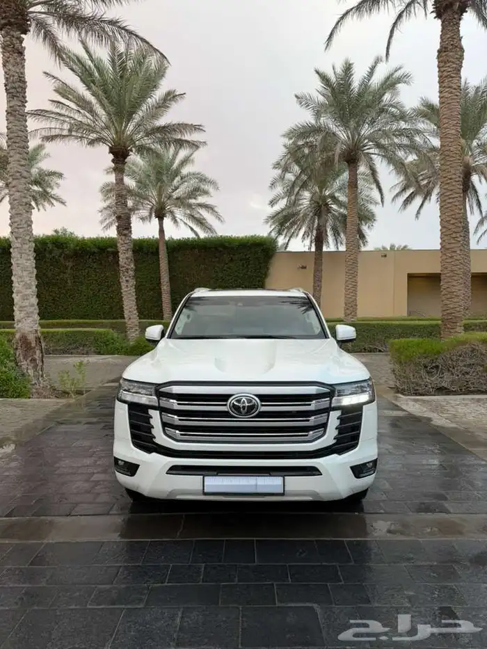 تويوتا لاند كروزر GXR موديل 2023 خليجي موجودة بدبي 1