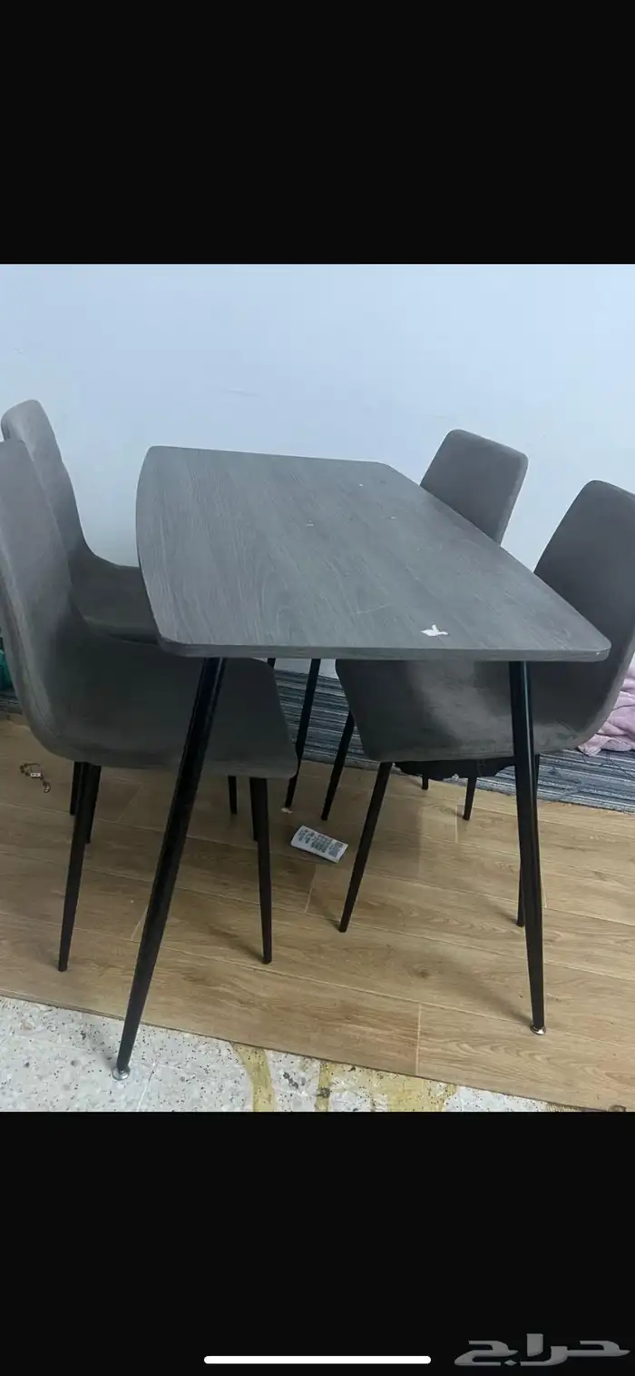 طاولة طعام مع 4كراسي مافيها كسور فقط يحتاج لها تنظيف 1