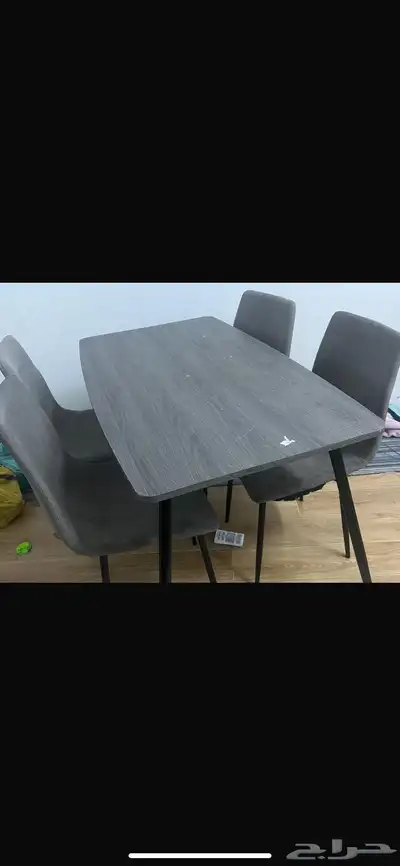 طاولة طعام مع 4كراسي مافيها كسور فقط يحتاج لها تنظيف index