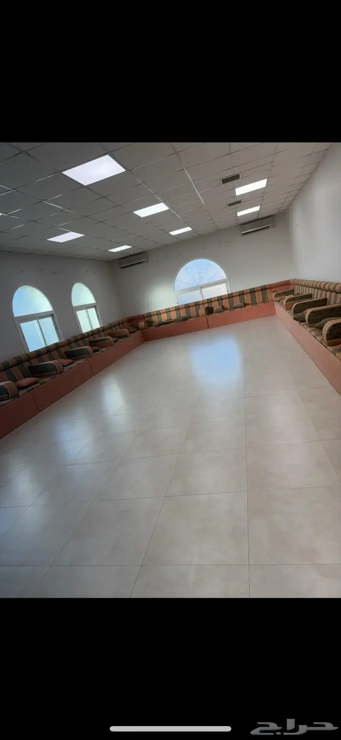 جلسة مرتفعة كنب نظيف مع ستائر ومراكي وخداديات 0