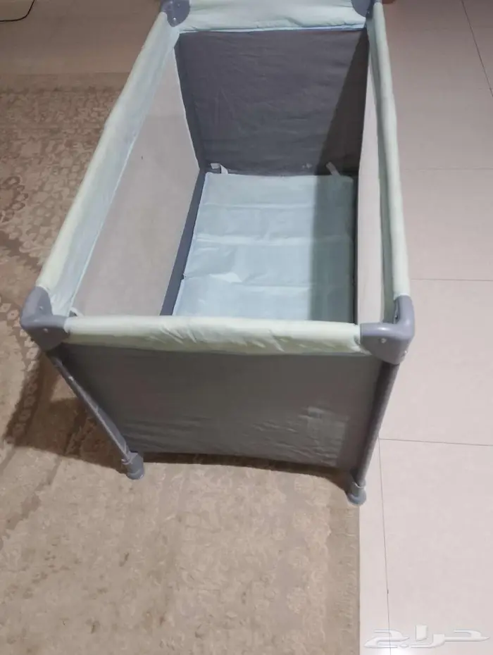 سرير اطفال كبير ونظيف قابل للطي والربط للبيع 1