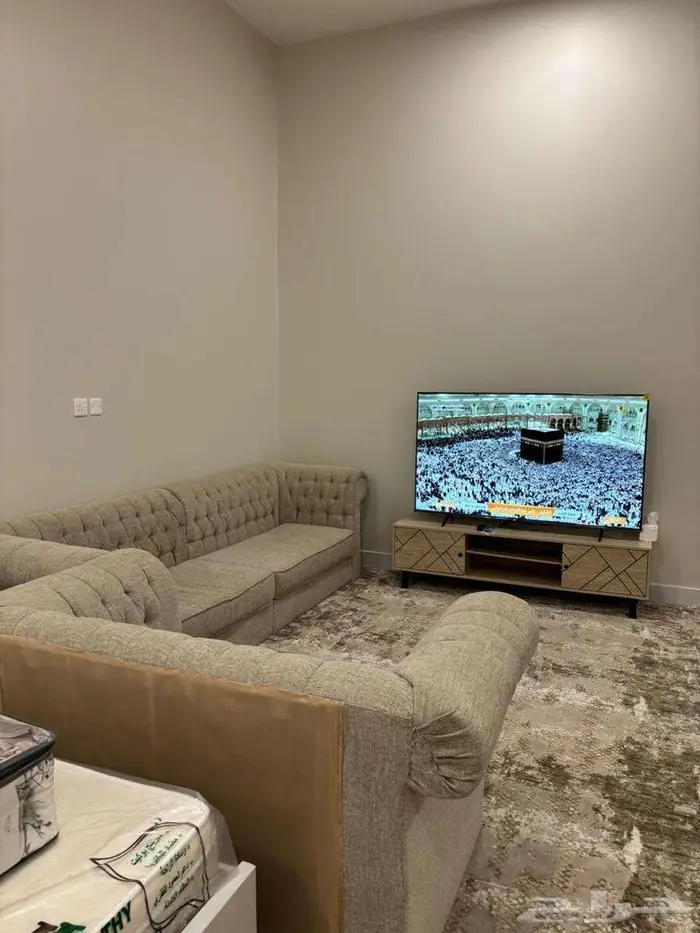 للإيجار شقة مفروشة مكونة من غرفة نوم رئيسية وصالة 2