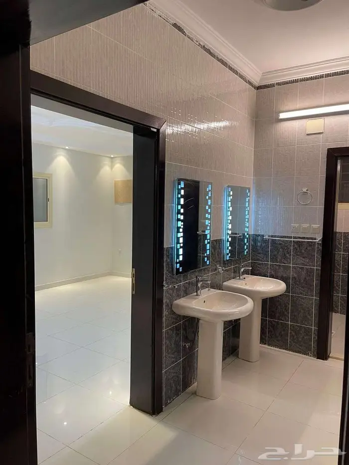 شقة للايجار بالجال 4غرف ودورتين مياه 22الف مطلوب عرسان 2