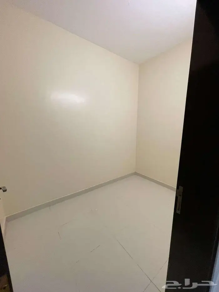 شقة للايجار بالجال 4غرف ودورتين مياه 22الف مطلوب عرسان 6