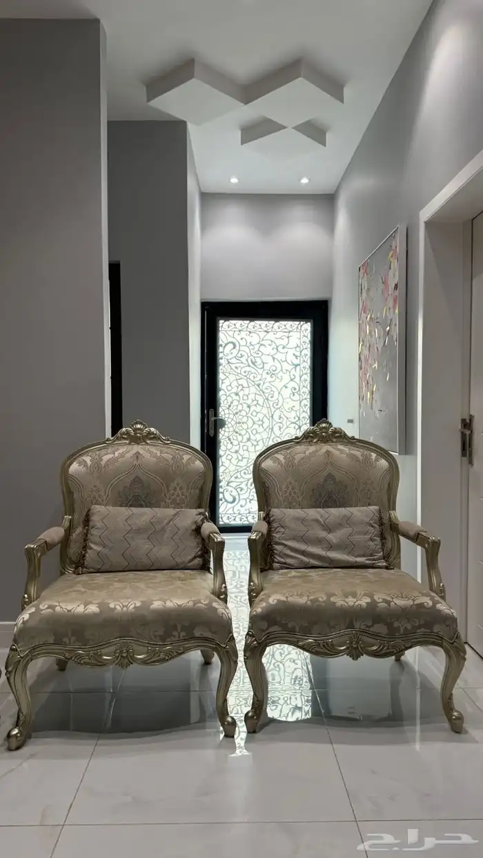 كنب كلاسيك ملكي فخم مع طقم طاولات 1