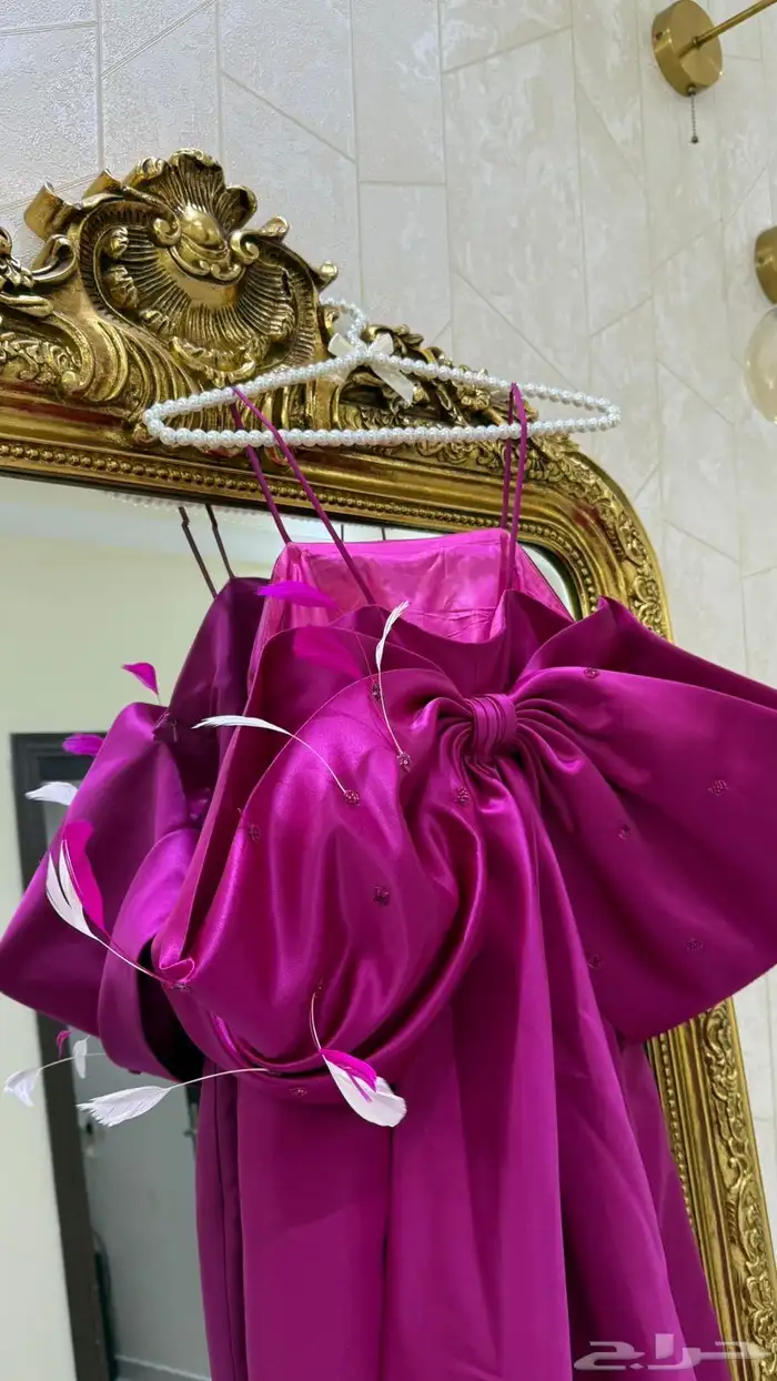 فستان فوشي ضيق بفوينكه خلفيه 3