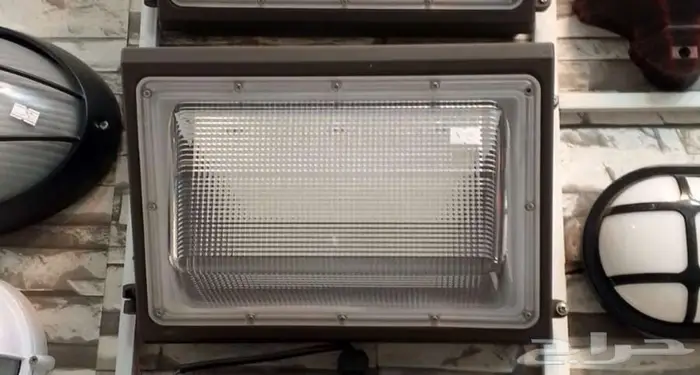 فانوس جداري ليد مستطيل اسود اللوان الأبيض   شمسي 2