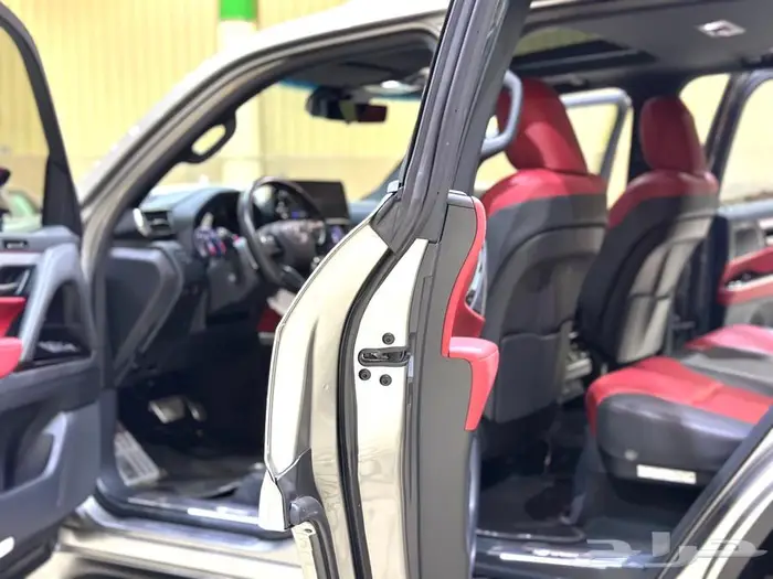 لكزس 2024 LX600 فئة اف سبورت عبداللطيف جميل. 12