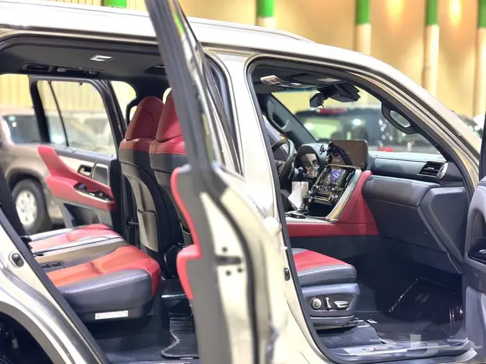 لكزس 2024 LX600 فئة اف سبورت عبداللطيف جميل. 21