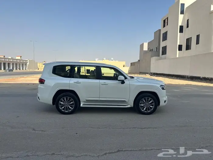 لاندكروزر 2024 عبداللطيف جميل L4 2