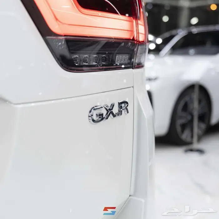 تويوتا لاندكروزر GXR L4 موديل 2025 6