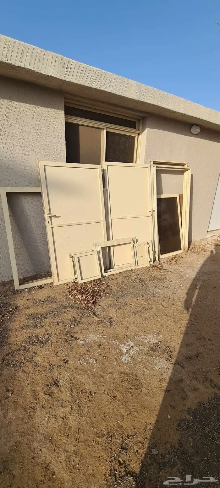 بيبان عدد 2 ونوافذ المنيوم عدد 2 وديكور سقف 2