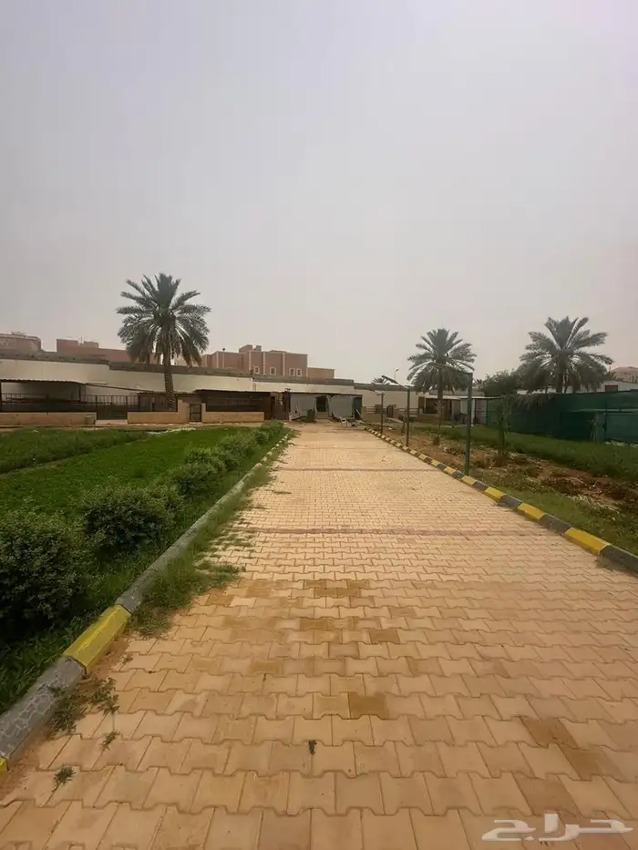 للبيع مزرعة مع فلة داخل عنيزة 3شوارع 5