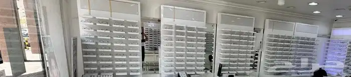 ديكور محل نظارات لون ابيض 1
