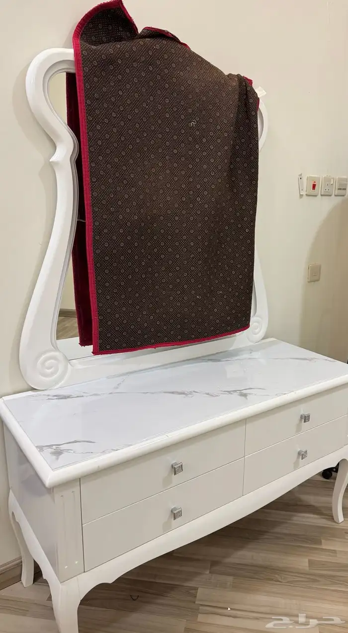 غرفة نوم سرير و كمدينه و تسريحة 10