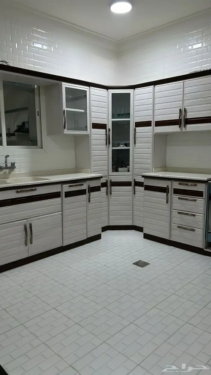 يوجد مطبخ متكامل وجديد ومجلس رجال كنب 1