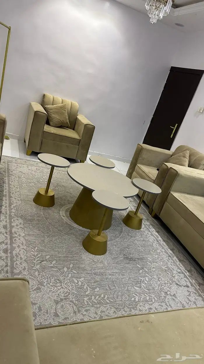 كنب مع الطاولات للبيع 1