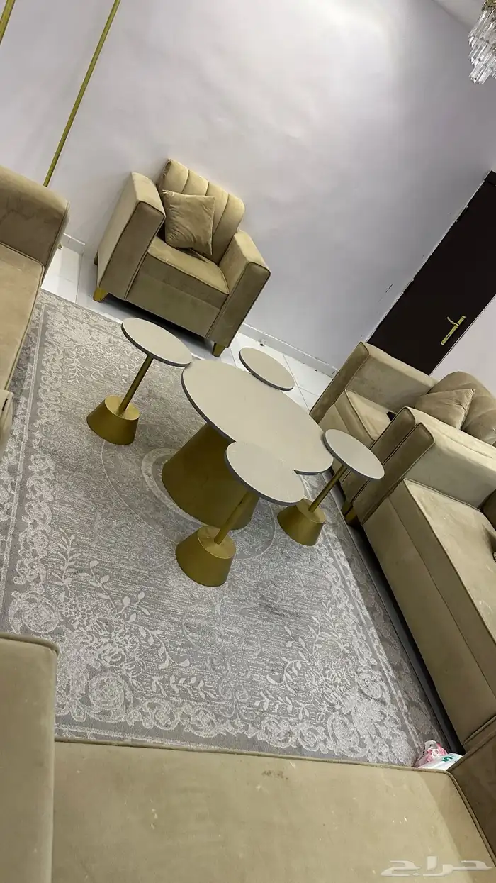 كنب مع الطاولات للبيع 2