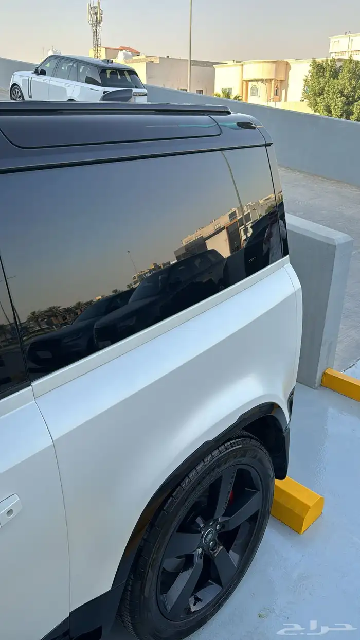 ديفندر x 2022 اسود 1