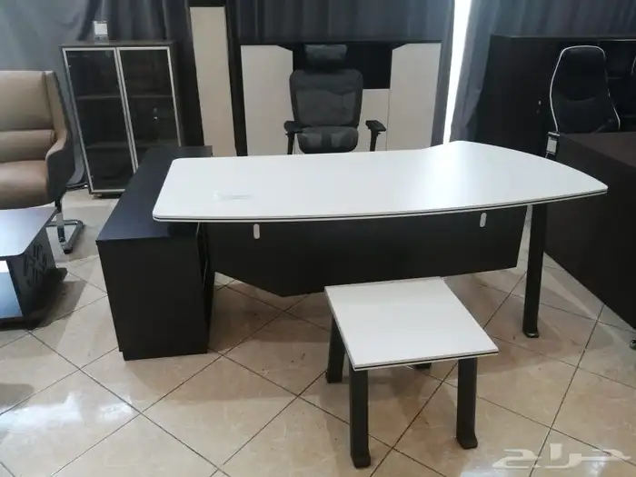 مكاتب  طاولات أجتماعات  كراسي  دواليب حديد  تأثيث مشاريع 1