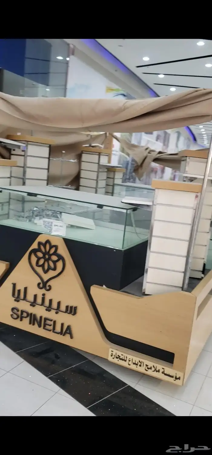 الكشك للبيع بجميع اغراضه 1-جهاز كمبيوتر جديد 2- طابعه للفوا 1