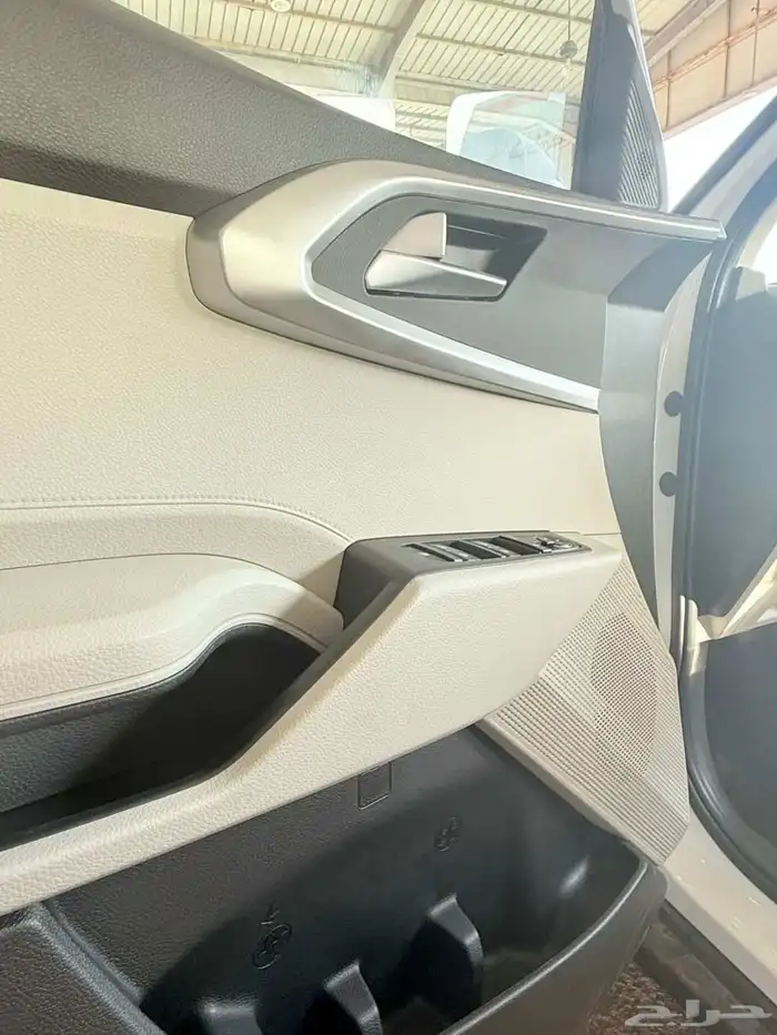 كيا كارينز استندر 2025 ابيض ورصاصي 2