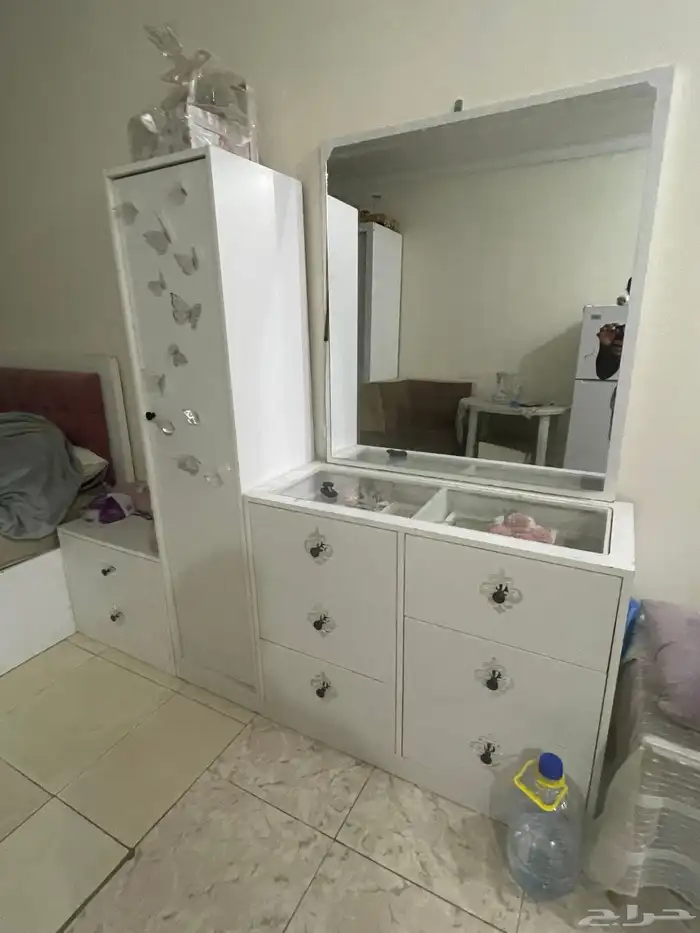 غرفه النوم 5قطع سرير و دولاب تسريحه و اثنين كومدينا نظيف 0